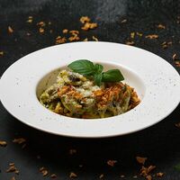 Паста с вешенками в шпинатном соусе с луком фри в PIZZAZAVR
