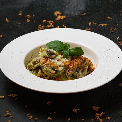 Паста с вешенками в шпинатном соусе с луком фри в PIZZAZAVR по цене 650 ₽