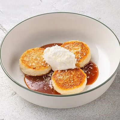 Сырники с соленой и взрывной карамелью в Шоколадница по цене 310 ₽