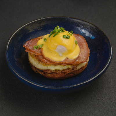 Оладьи с ветчиной и яйцом пашот в Tehnikum по цене 650 ₽