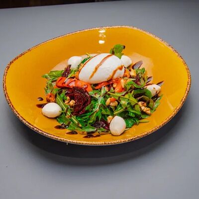 Салат с вялеными овощами и мини-моцареллой в Лаврушка по цене 520 ₽