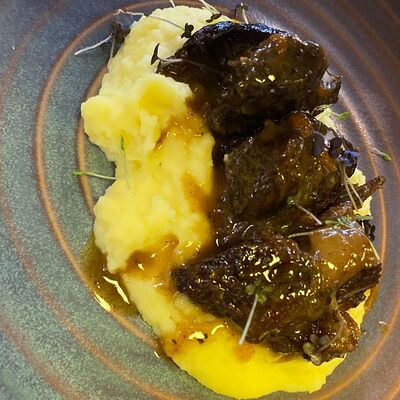 Телячьи щечки с картофельным пюре в Чайхана в ТЦ Океания по цене 1536 ₽