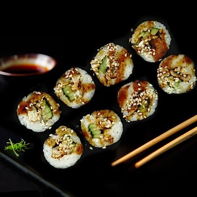 Ролл Классический с угрем в АКАРИ SUSHI по цене 767 ₽