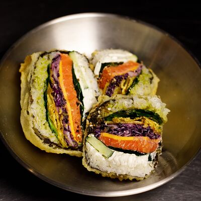 Онигиразу с лососем в Can по цене 940 ₽