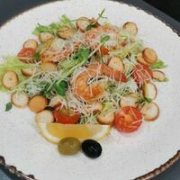 Цезарь с тигровыми креветками в Матрёшка
