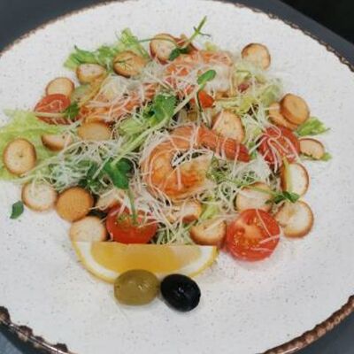 Цезарь с тигровыми креветками в Матрёшка по цене 630 ₽