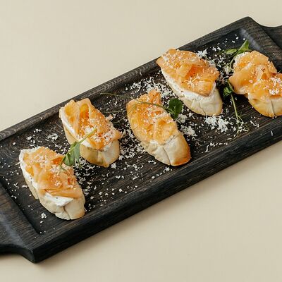 Тапас с сёмгой и сливочным сыром в Siesta по цене 490 ₽