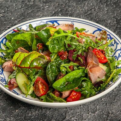 Салат с ростбифом и соусом в Ozyurt по цене 700