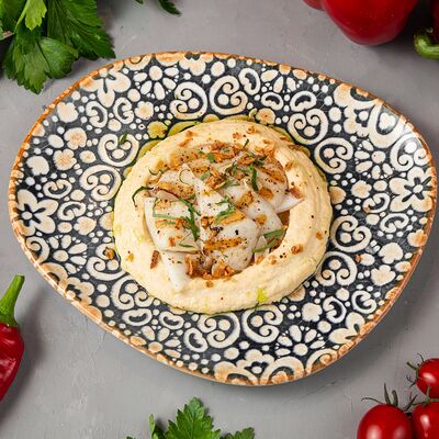 Хумус с кальмаром, зеленью и печёным чесноком в Куркума по цене 490 ₽