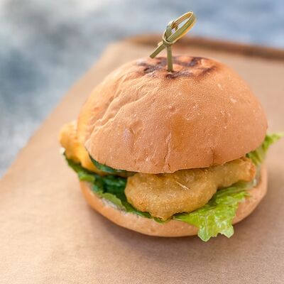Мини-бургер с куриными наггетсами в Food market skolkovo по цене 420 ₽