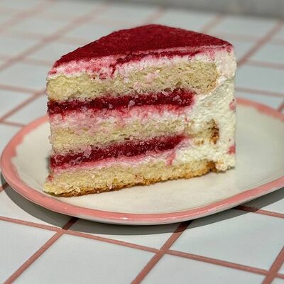 Торт Малина-кокос в Сладости и Радости по цене 400 ₽