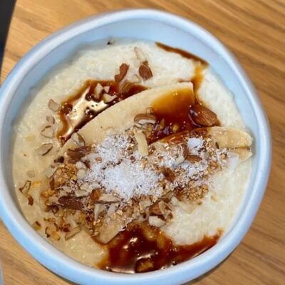 Каша рисовая с бананом и карамелью в Camon Cafe по цене 530 ₽
