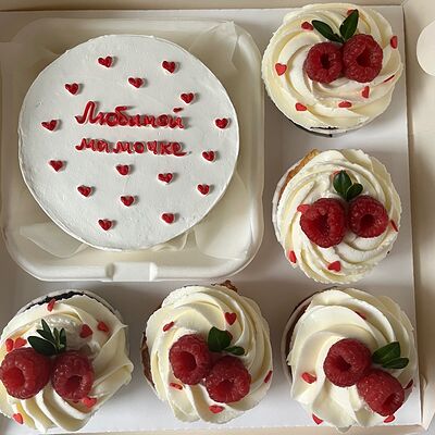 Бенто-торт Любимой мамочке и 5 капкейков на день Матери в Sweet Caprice по цене 3649 ₽