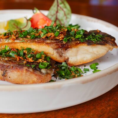 Филе Карпа, жареное по-домашнему рецепту с соусом из копченой сметаны в Ярды Superbar по цене 750 ₽