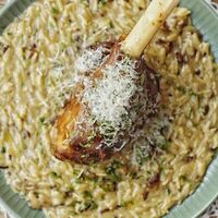 Томленая голень ягненка с орзо и белыми грибамив Pame