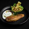 Куриная грудка гриль со стейком из брокколи в сливочном соусе в Level kitchenbar по цене 640