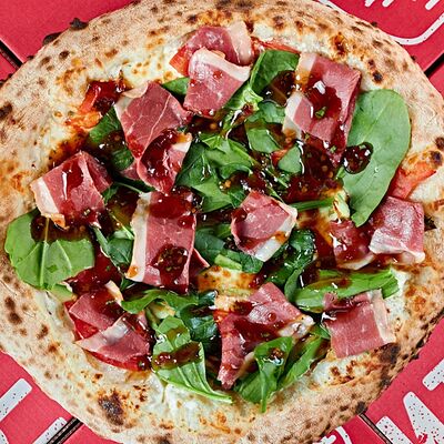 Пицца с вяленой уткой, соусом пилати и шпинатом в Итальянцы по цене 570 ₽