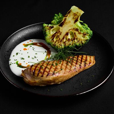 Куриная грудка гриль со стейком из брокколи в сливочном соусе в Level kitchenbar по цене 640 ₽