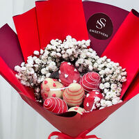 Клубника в шоколаде букет с гипсофилой и ягоды Mini Red в Sweetness