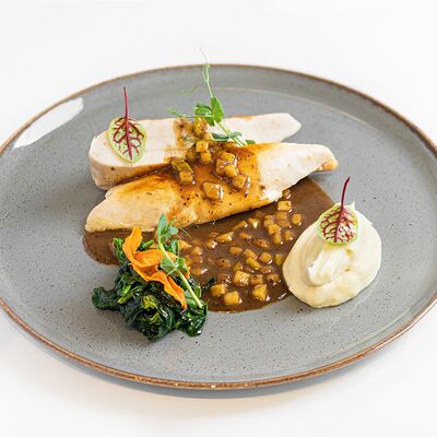 Куриная грудка с пюре из цветной капусты с соусом из чернослива с яблоками в Kitchen по цене 650