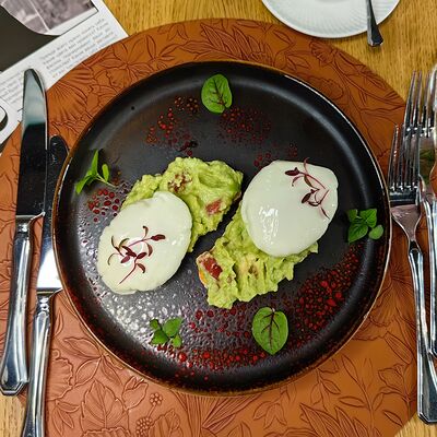 Тост из чиабатты с яйцом пашот и авокадо в La Vida loca по цене 500 ₽