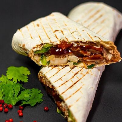 Шаверма в лаваше с соусом барбекю в Джудос joudos шаверма 12 по цене 490 ₽