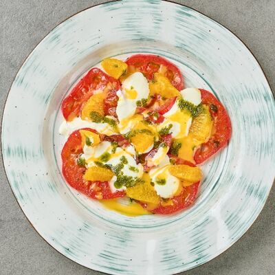 Карпаччо из розовых томатов с сыром страчателла и апельсином в Pivino по цене 390