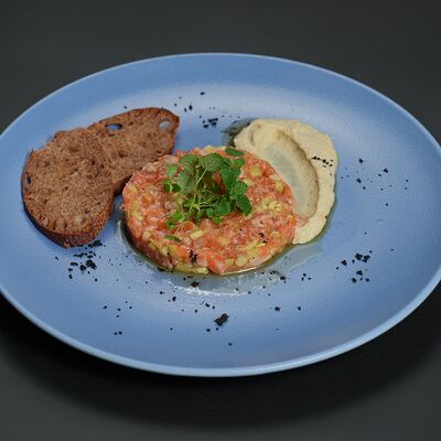 Тартар из лосося с кремом из печёного баклажана в Монтенегро по цене 990 ₽