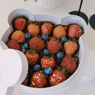 Мишка с голубикой в Wagas Desert клубника в шоколаде по цене 4750 ₽