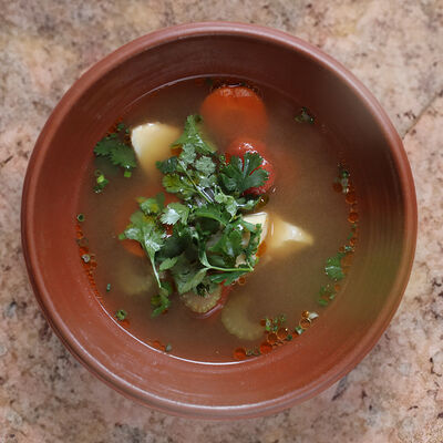 Уха из копчёной белуги и судака с узбекским томатом и маслом из аджики в Folk по цене 1090 ₽