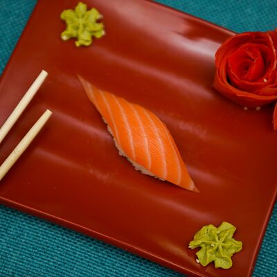 Нигири с лососем в Sushi LeGo по цене 119 ₽