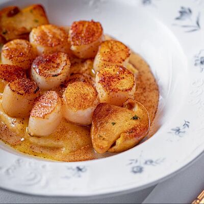 Морские гребешки с сыром раклет и картофельным пюре в Ava bistro по цене 1680 ₽