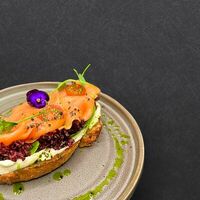 Брускетта с лососем в Eat Me Cafe