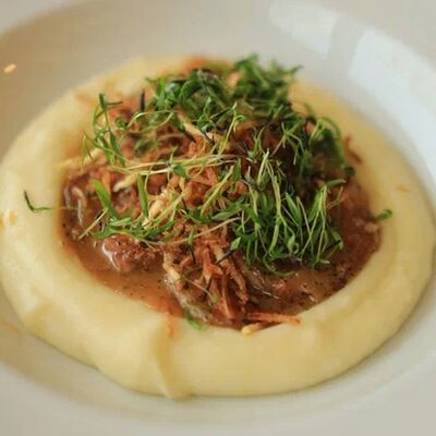 Свиные медальоны с картофельным пюре в Луи по цене 533 ₽