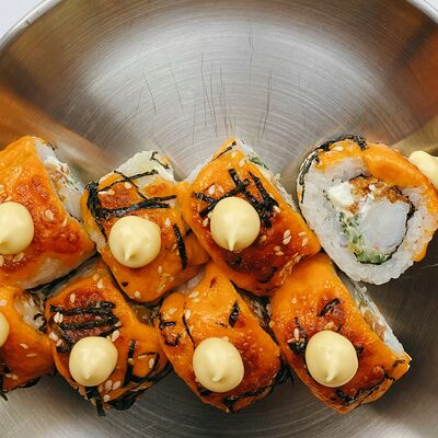 Запечённый ролл чеддер с креветкой и луком фри в Da Sushi по цене 18 р.