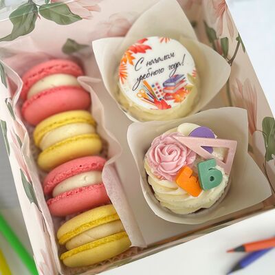 Набор капкейков + макарон «1 Сентября» в Tortterry по цене 1500