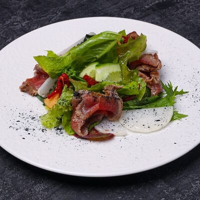 Салат с ростбифом в Kitchen lab по цене 690 ₽