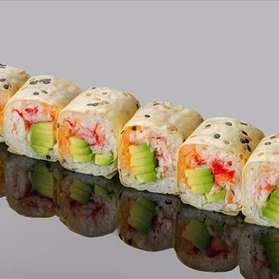 Ролл в маменори с камчатским крабом, авокадо и пряным соусом в Bluefin по цене 2190 ₽