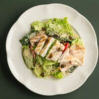 Салат с жареными кальмарами и хрустящими каперсами в T-Cafe