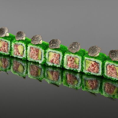 Ролл тунец с трюфелем в OUGI по цене 1980 ₽