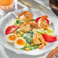 Салат Цезарь с креветками в Фреско