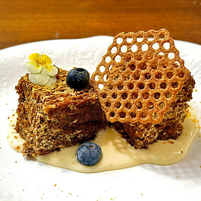 Медовик в River по цене 560 ₽