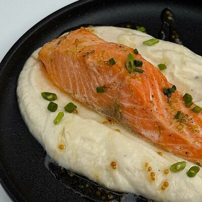 Лосось на гриле, пюре из цветной капусты в Chinch по цене 1550 ₽