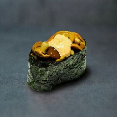 Сушис грибами намеко в Тобико по цене 220 ₽