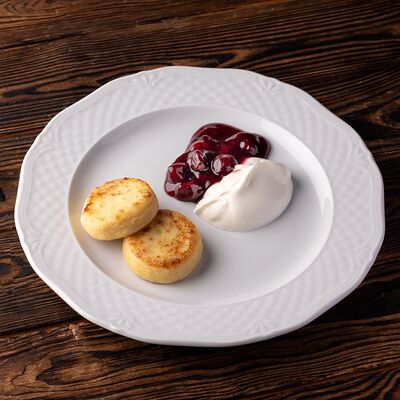 Сырники со сметаной и вишневым соусом в Luciano по цене 520 ₽