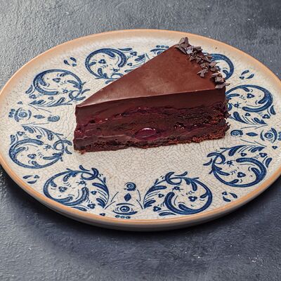 Шоколадно-вишневый торт в LAFALounge & cafe по цене 650 ₽