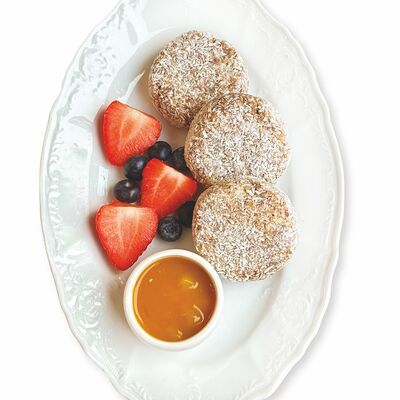 Сыроедческие сырники с манговым соусом и свежими ягодами в Медовик по цене 695 ₽