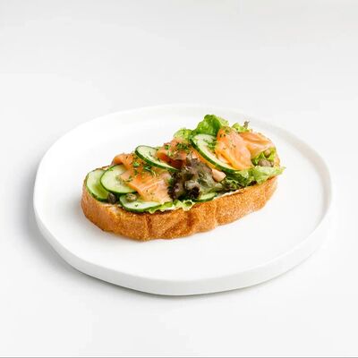 Брускетта с лососем, огурцом и каперсами в Гости по цене 620 ₽