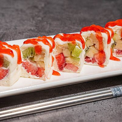 Ролл с клубникойв Msushi по цене 615 ₽