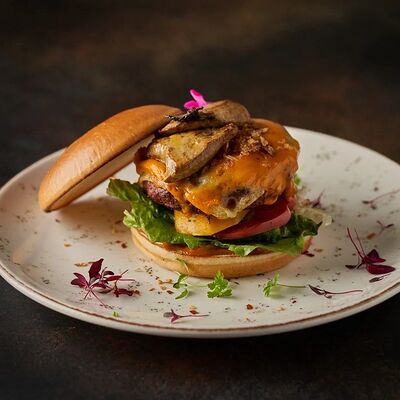 Бургер с мраморной говядиной, фуа-гра и манго в MeatBarrique по цене 2640 ₽